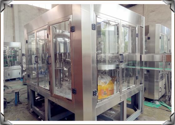Çin Kolay Kullanım Flakon Sıvı İçecek Dolum Makinesi PLC Kontrolü 3 In 1 Su Dolum Makinesi Tedarikçi
