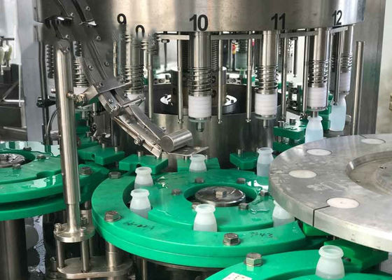 PE Şişe için 3 In 1 Wahing Dolum Kapatma Makinesi Tedarikçi